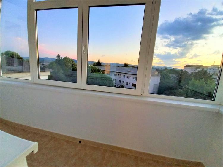 Apartament cu 3 camere decomandat în Exterior Vest