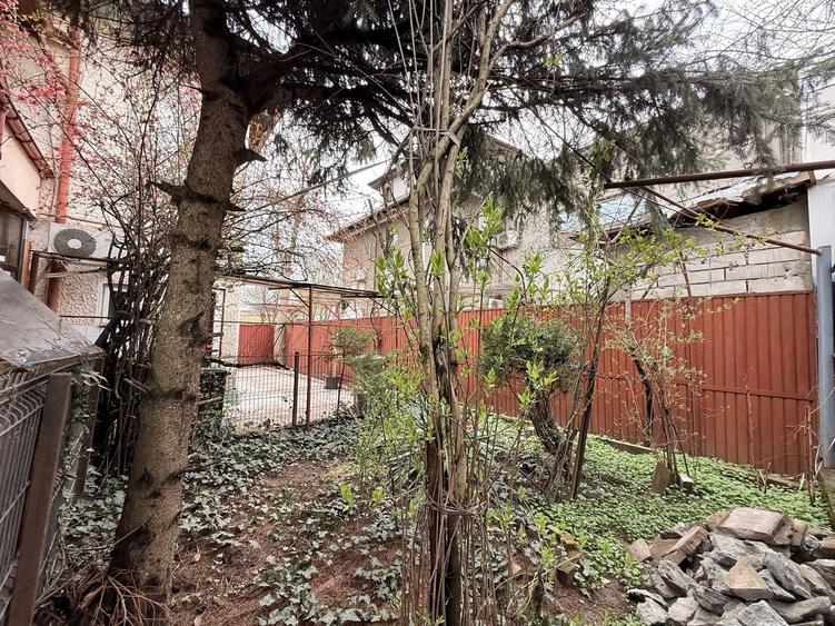 Casă cu 6 camere cu Canalizare în Regie