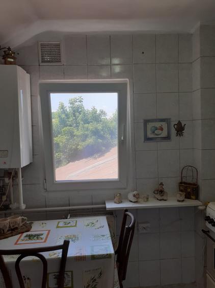 Apartament cu 3 camere semidecomandat, mobilat în Chibrit