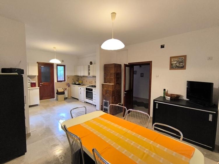 Casă individuală cu 8 camere cu Teren 1000 Mp în Moroeni