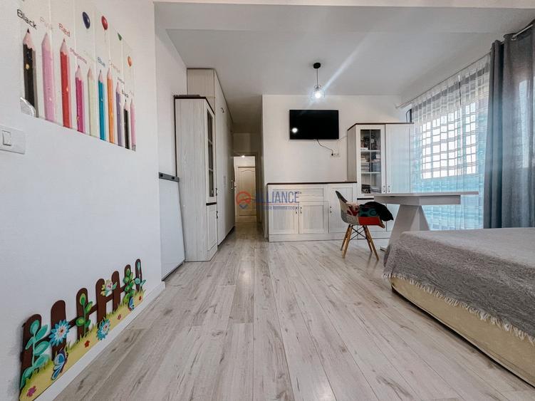 Apartament cu 3 camere decomandat în Palazu Mare