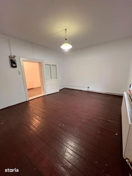 Casă cu 5 camere cu Teren 446 Mp în Florilor