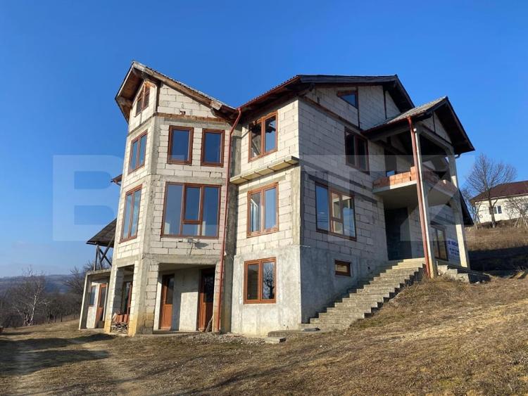 Casă individuală cu 5 camere cu Teren 7100 Mp în Exterior Nord