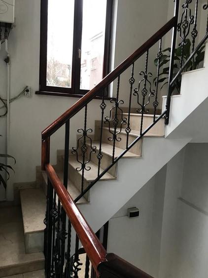 Casă individuală cu 9 camere cu Canalizare în Tineretului
