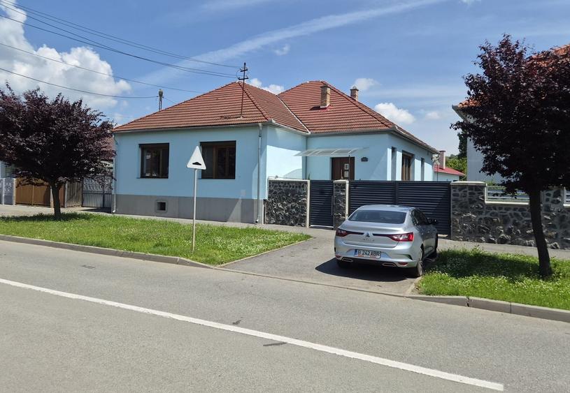 Casă cu 4 camere cu Teren 300 Mp în Central