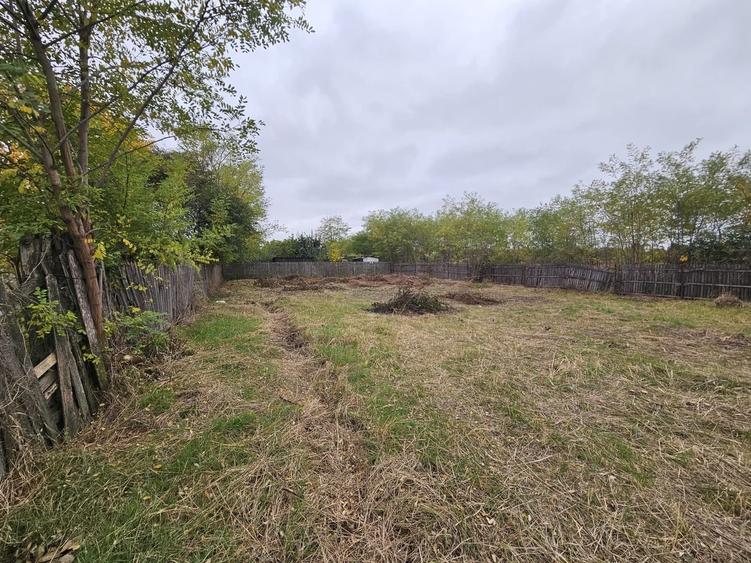 Teren Construcții intravilan de 614 mp, în Bradu