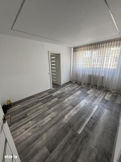Apartament cu 3 camere semidecomandat în Boldești