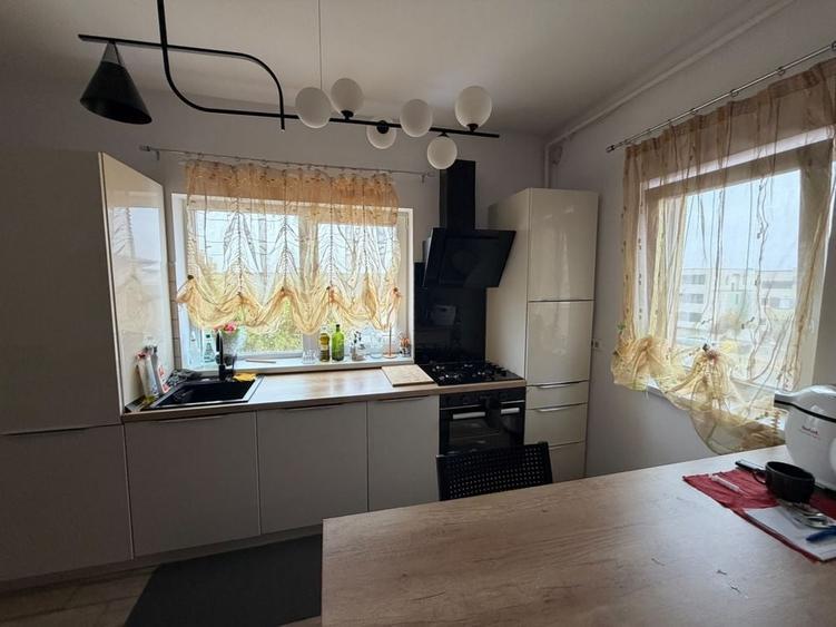 Apartament cu 3 camere decomandat în Dumbrăvița