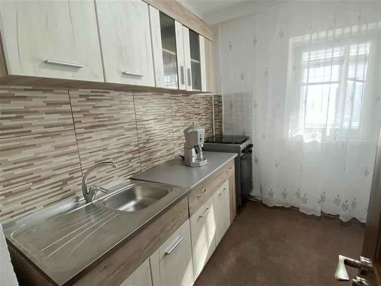 Apartament cu 3 camere decomandat în Nicolina