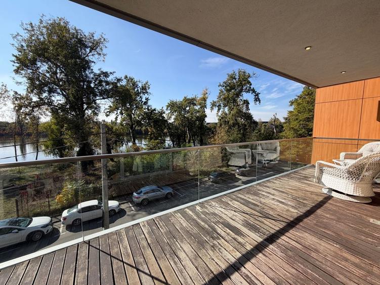 Apartament cu 4 camere decomandat în Băneasa