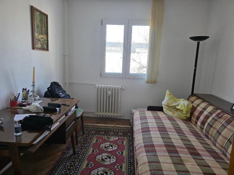 Apartament cu 4 camere decomandat, mobilat în Titan
