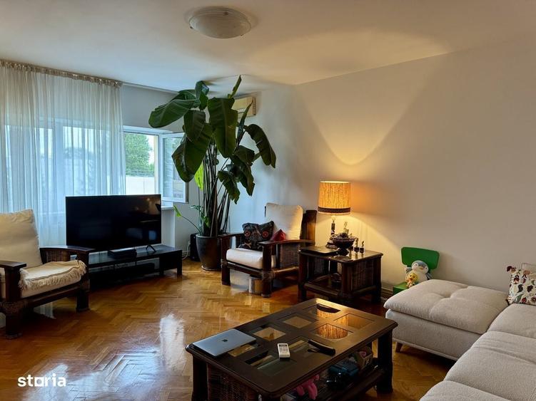 Apartament cu 4 camere decomandat în Pajura