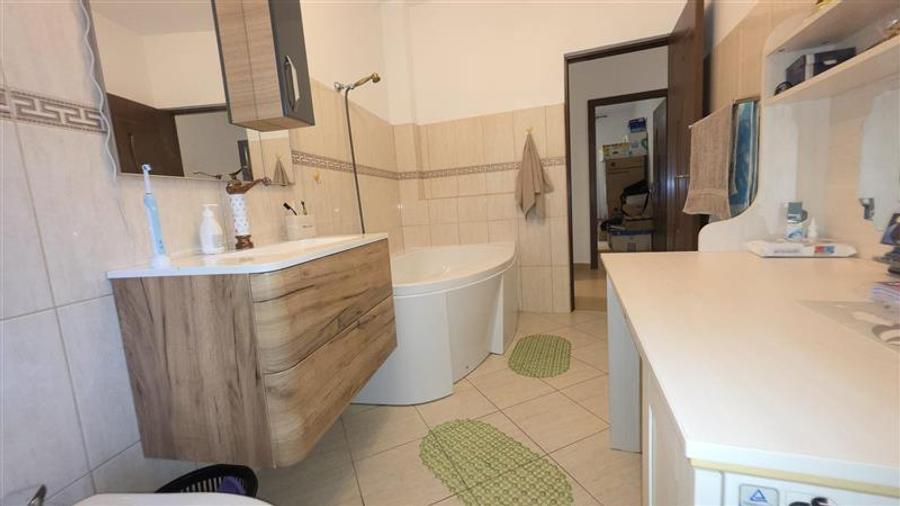 Casă individuală cu 8 camere cu Canalizare în Central