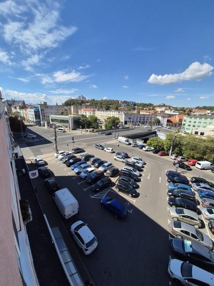 Apartament cu 3 camere semidecomandat în Central