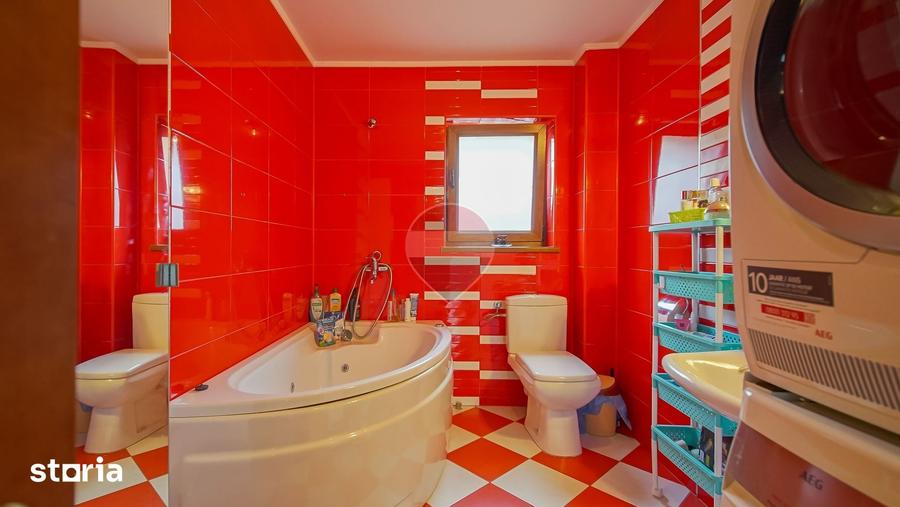 Casă cu 7 camere cu Teren 300 Mp în Central