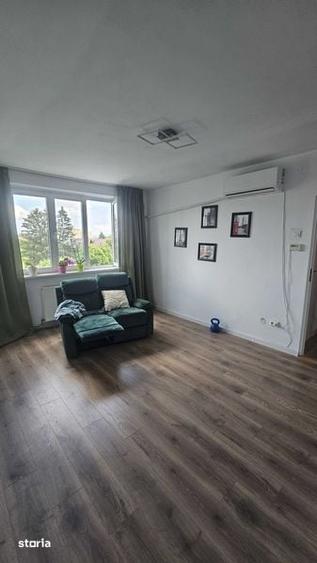 Apartament cu 4 camere semidecomandat în Astra