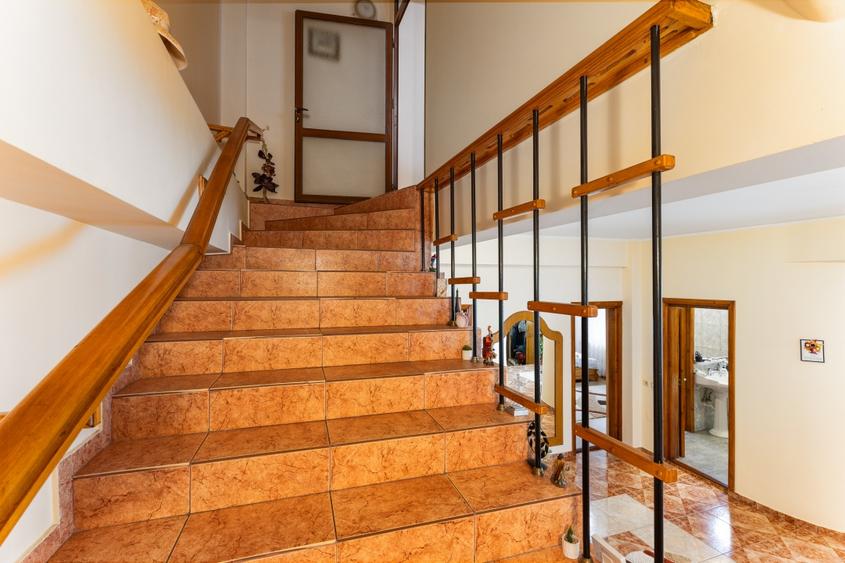 Casă individuală cu 8 camere cu Garaj în Faleza Nord
