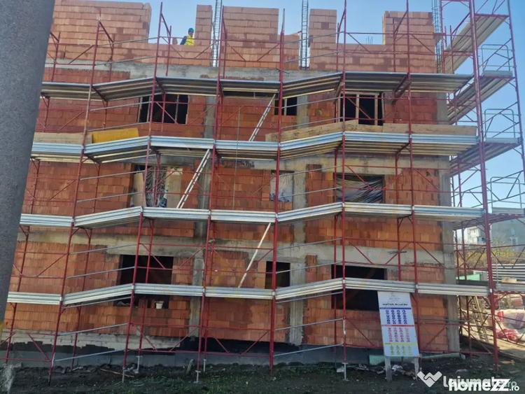 Apartament cu 3 camere decomandat în Smeura