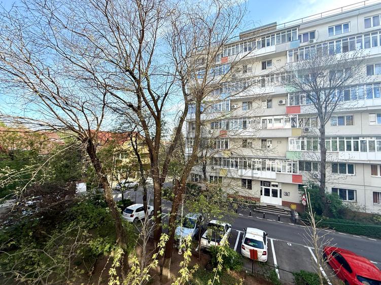 Apartament cu 3 camere semidecomandat în 1 Mai