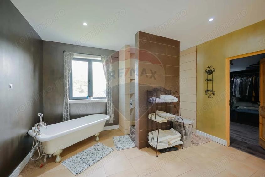 Casă cu Teren 1378 Mp în Eșelnița