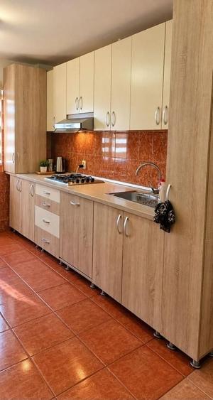 Apartament cu 3 camere semidecomandat, mobilat în Girocului