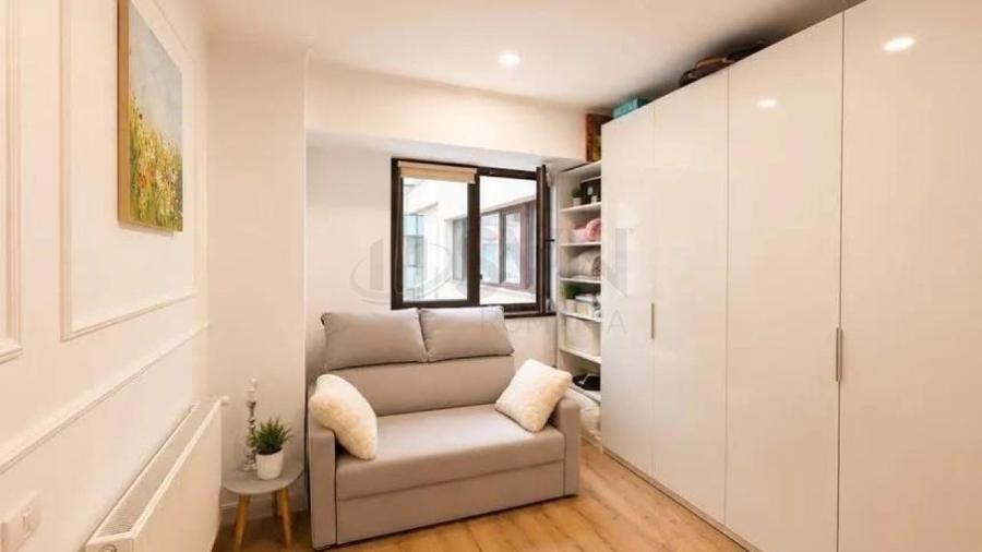 Apartament cu 3 camere semidecomandat, mobilat în Nord
