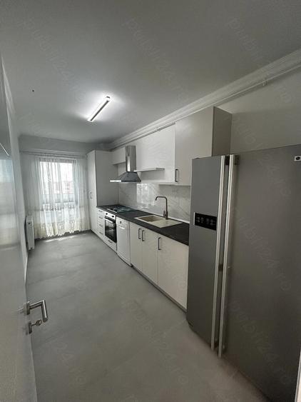 Apartament cu 3 camere decomandat în Energia
