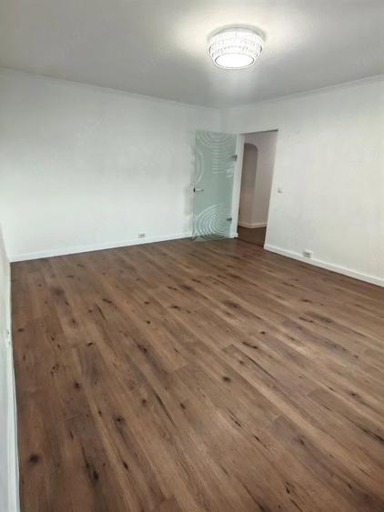 Apartament cu 4 camere decomandat în Calea Moldovei