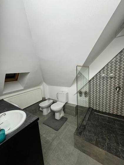 Apartament cu 2 camere semidecomandat, mobilat în P-ța Romană