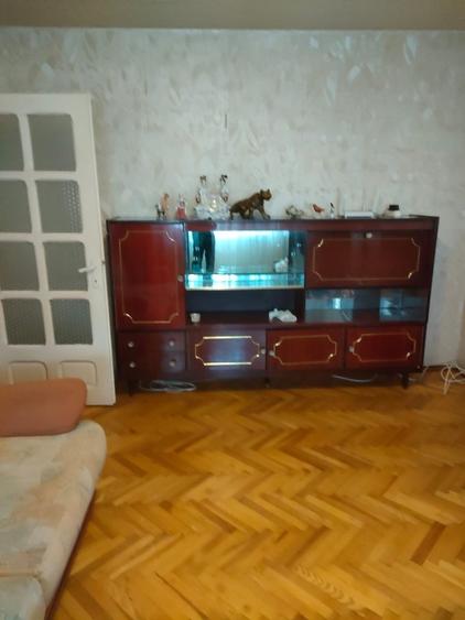 Apartament cu 3 camere semidecomandat în Craiovița Nouă