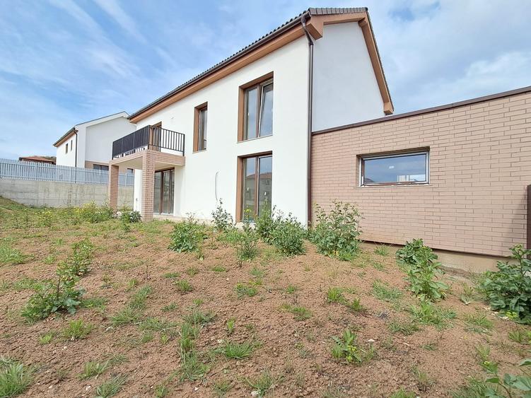 Duplex cu 5 camere cu Teren 400 Mp în Chinteni