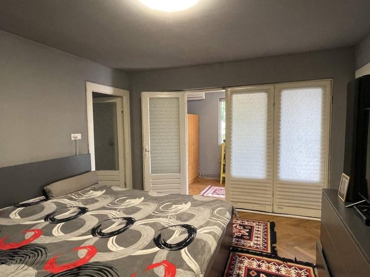 Casă individuală cu 5 camere cu Canalizare în Central
