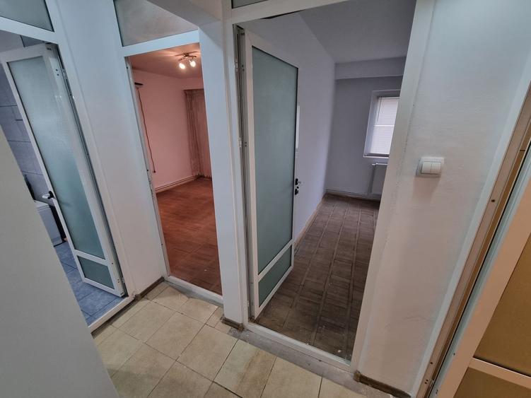 Apartament cu 3 camere decomandat în Poarta 6