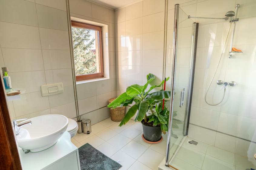 Casă individuală cu 6 camere cu Canalizare în Florești