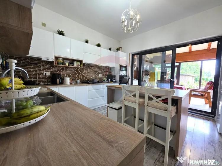 Casă cu 7 camere cu Teren 3200 Mp în Lipia