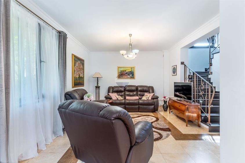 Casă individuală cu 5 camere cu Teren 1065 Mp în Rădaia