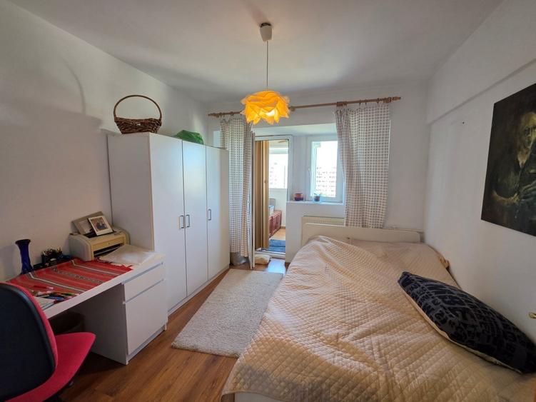Apartament cu 3 camere semidecomandat în Iancului