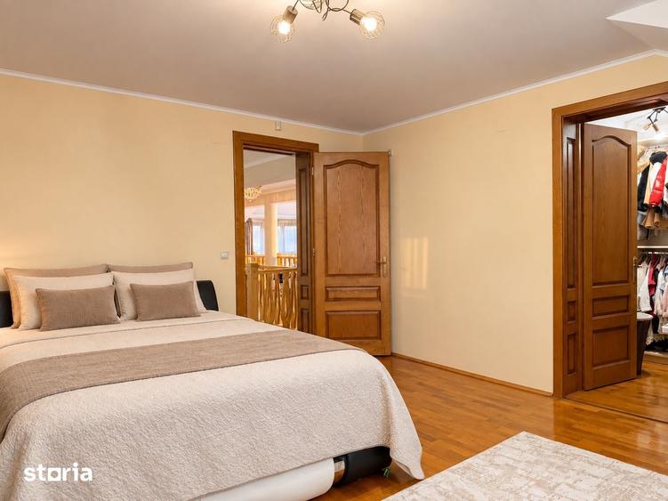 Casă cu 8 camere cu Teren 1053 Mp în Central