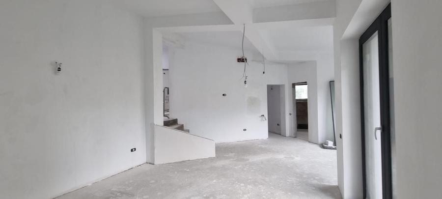 Casă individuală cu 7 camere cu Canalizare în Drumul Taberei