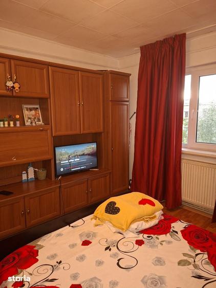 Apartament cu 3 camere decomandat în Rovine