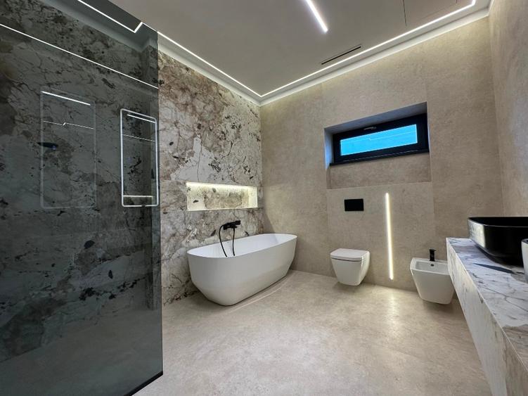 Casă individuală cu 5 camere cu Teren 500 Mp în Central