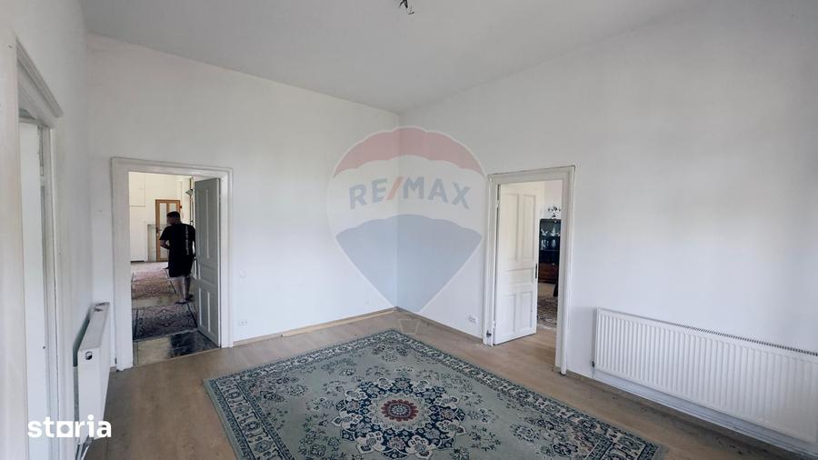 Casă cu 6 camere cu Teren 3300 Mp în Central