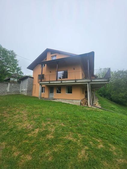 Casă individuală cu 5 camere cu Canalizare în Oarda