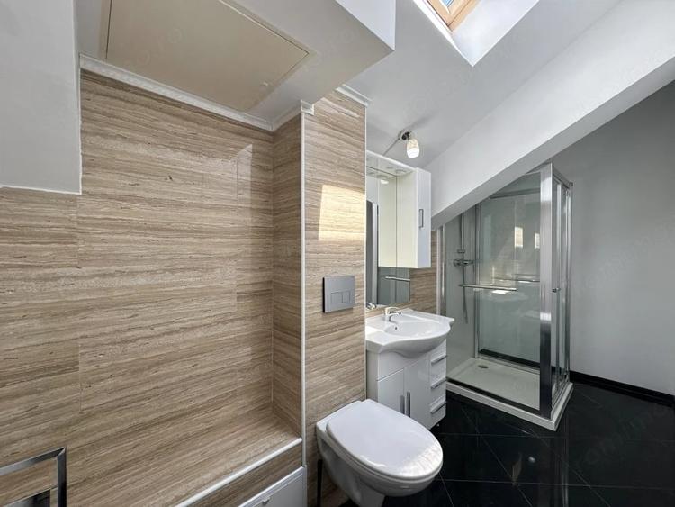 Casă cu 8 camere cu Teren 500 Mp în Odăi