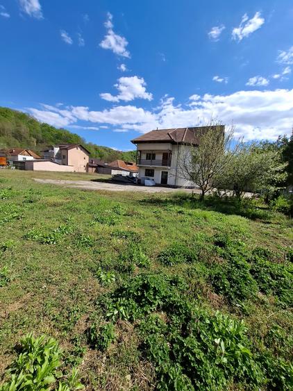 Casă individuală cu 6 camere cu Teren 3329 Mp în Olănești