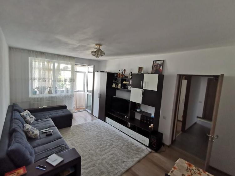 Apartament cu 3 camere decomandat în Giurgiului