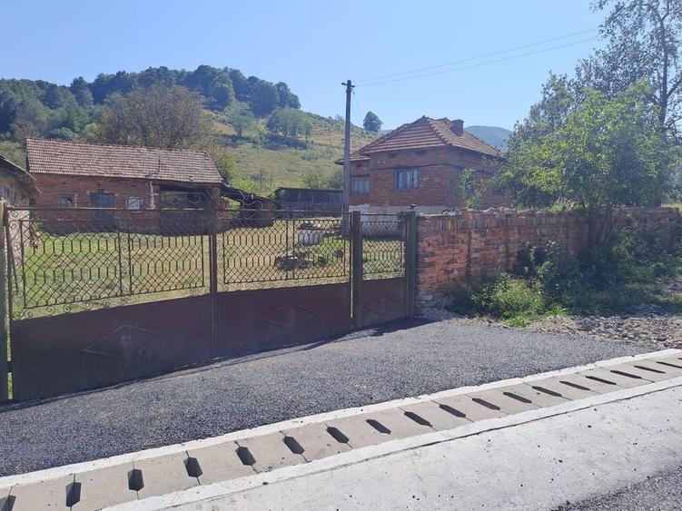 Casă cu 3 camere în Densuș