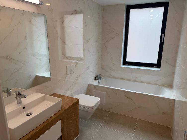 Casă individuală cu 8 camere cu Canalizare în Pipera