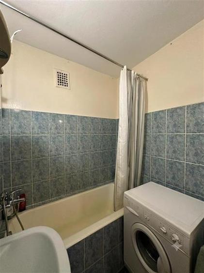 Apartament cu 3 camere semidecomandat în Podu Roș