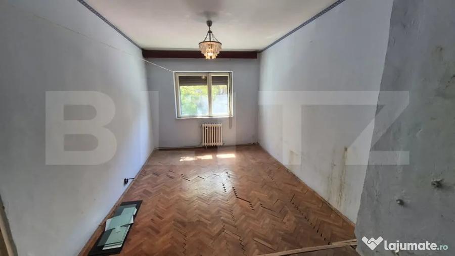 Apartament cu 4 camere semidecomandat în Micro 17